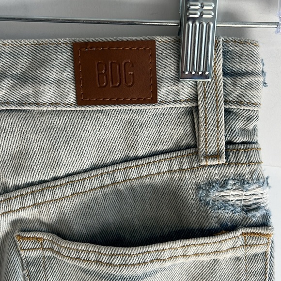 Urban Outfitters BDG High Rise Slim Straight Jean Distressed Bleach Wash Size 24 - Picture 9 of 10